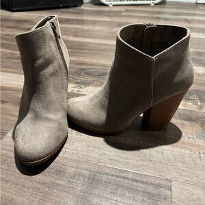 Tan Ankle Boots with Chunky Heel and Side-Zip